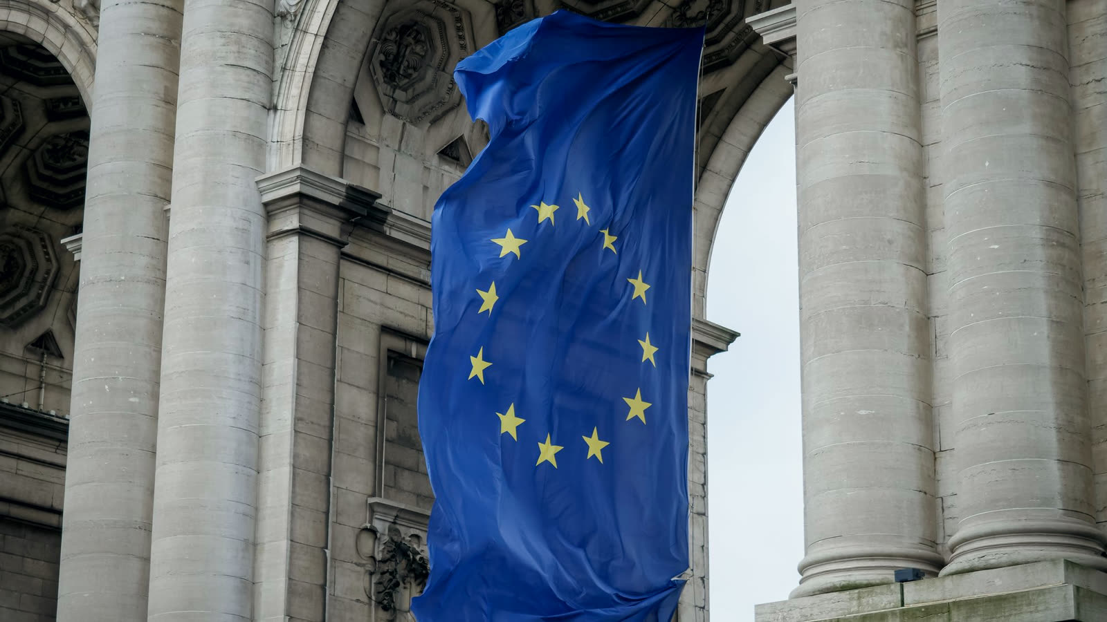 EU-flaggan mellan stenpelare