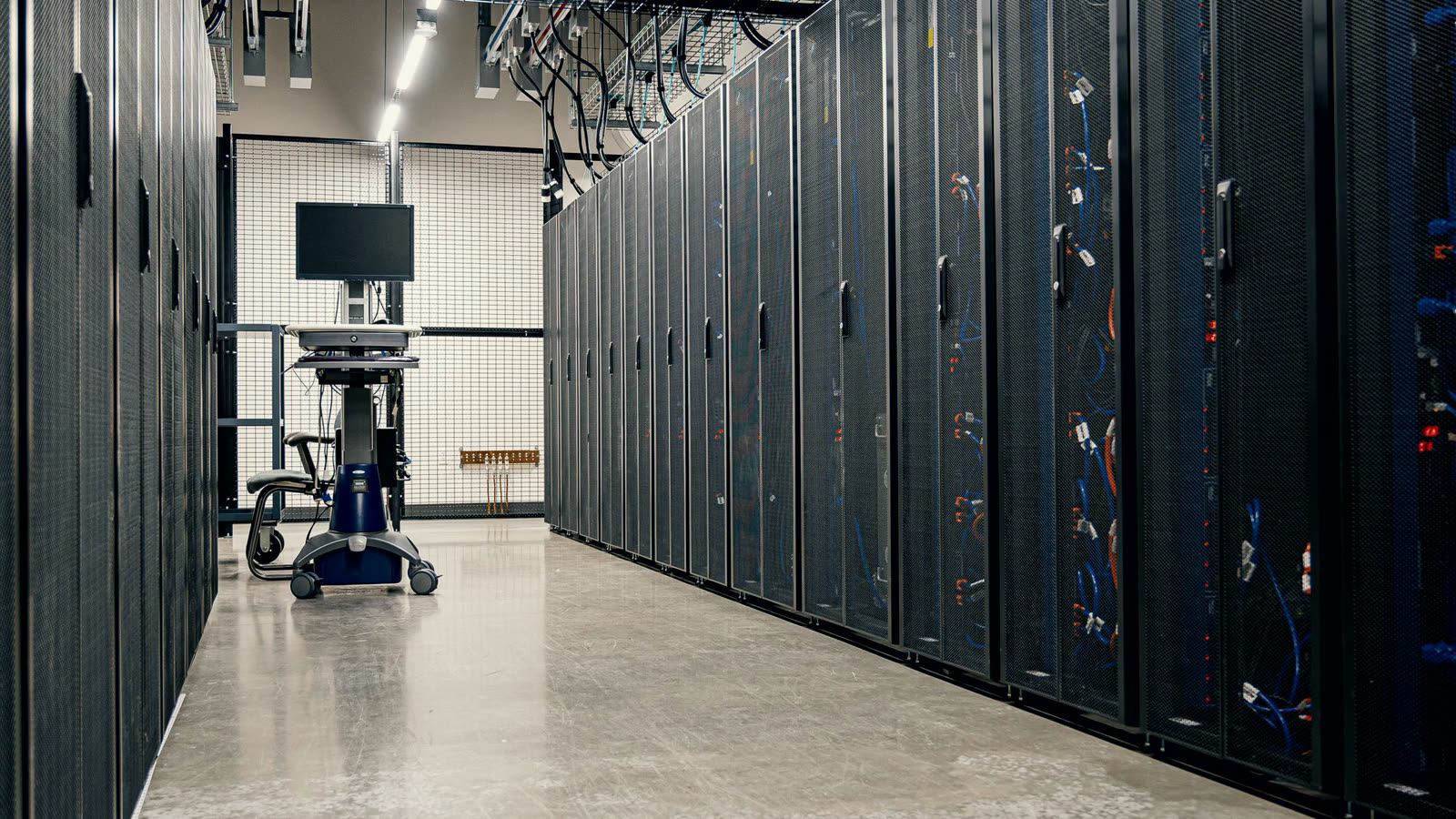 En gång mellan serverrack i ett datacenter