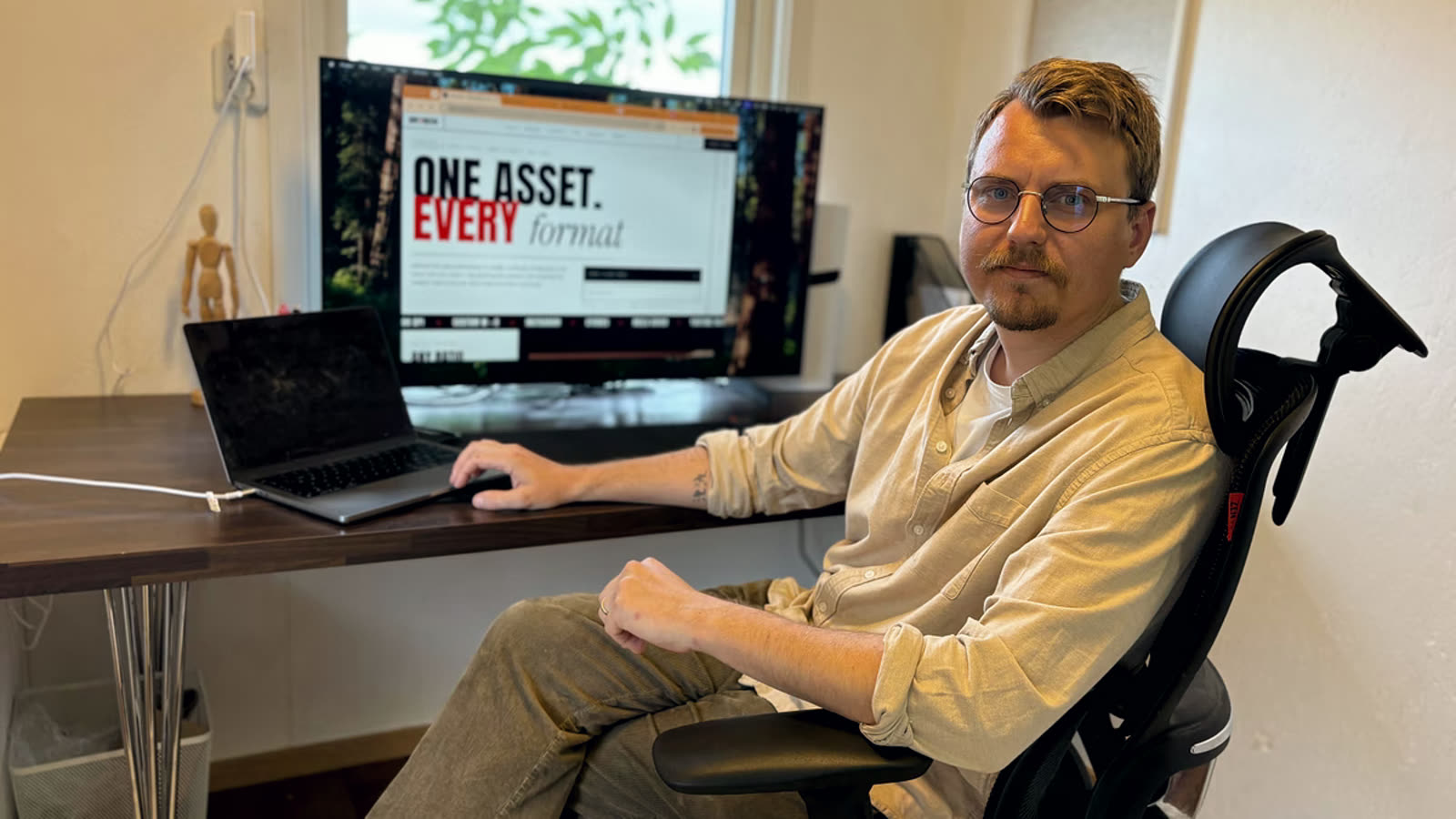 Max Stahlénius Strömberg vid skrivbordet med Anyratio på skärmen